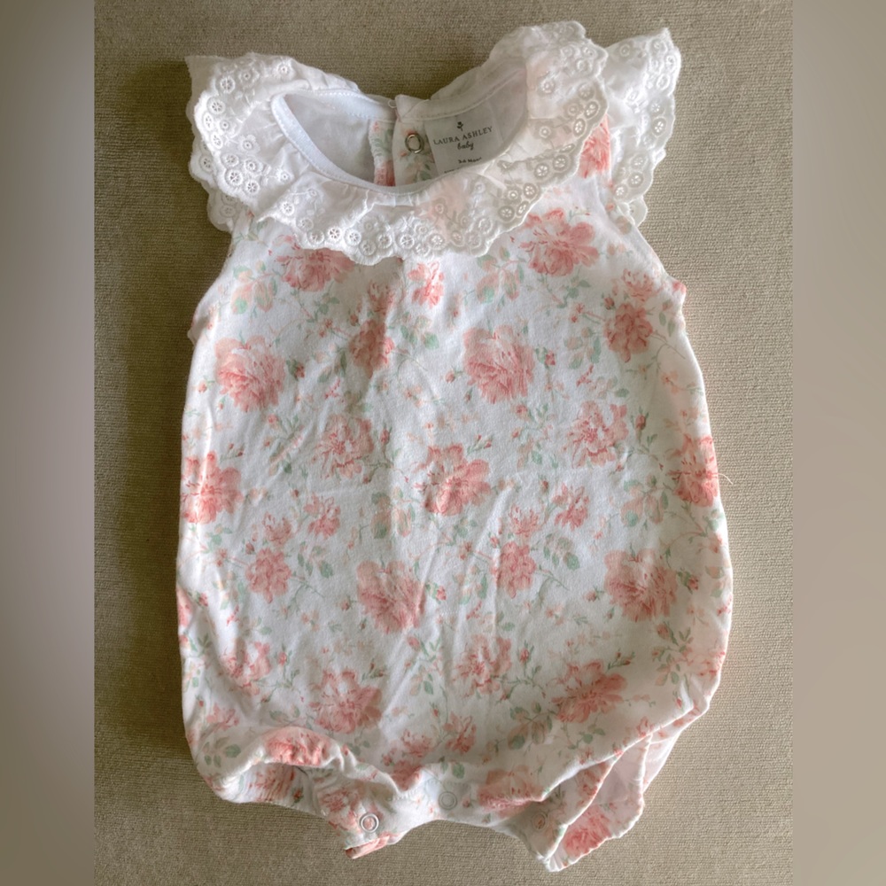 Laura Ashley baby flower 🌸 romper with lace collar. 3-6 months